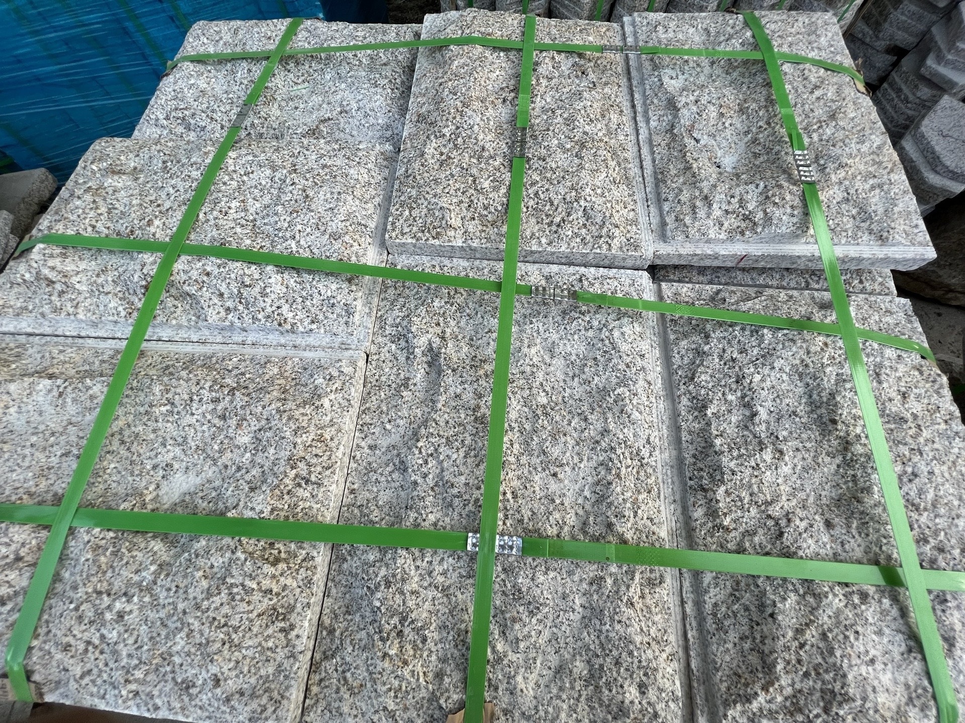 山東蘑菇石地面鋪設(shè)方法說明